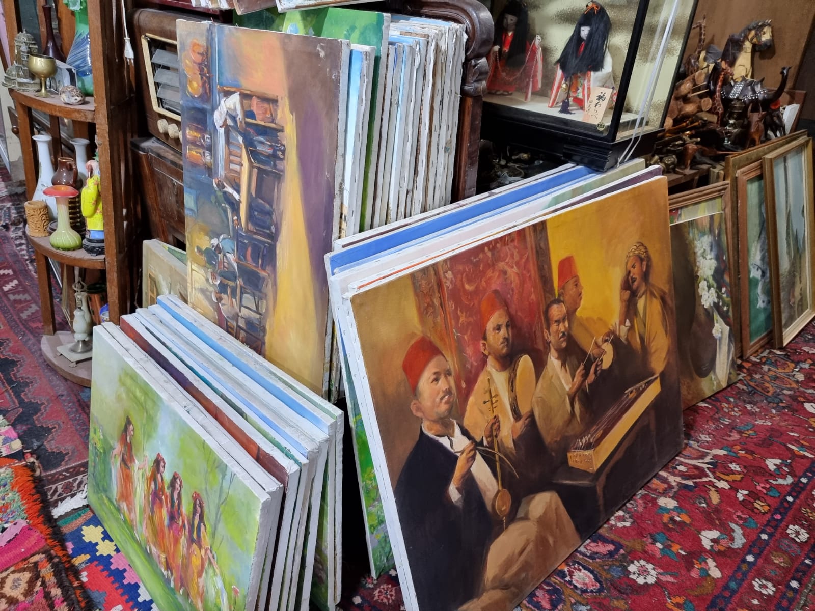 Paintings inside the Qala antique shop behind the Erbil’s main bazaar and citadel (Photo: Wladimir van Wilgenburg/Kurdistan 24).